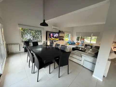 Casa 4 ambientes con 2 baños