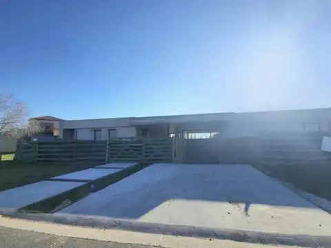 Casa 4 ambientes con 3 baños