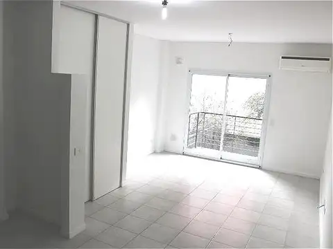 Monoambiente con balcón al contrafrente