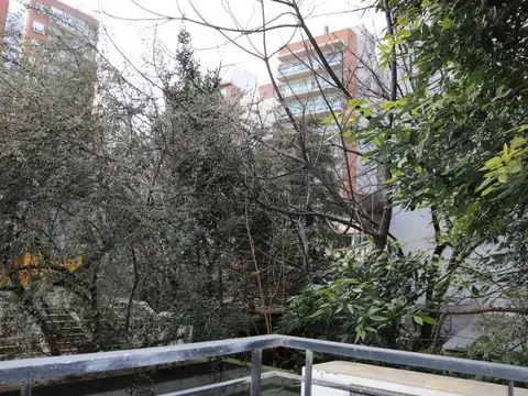 Monoambiente con balcón al contrafrente