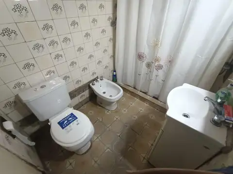 Casa 6 ambientes con 2 baños