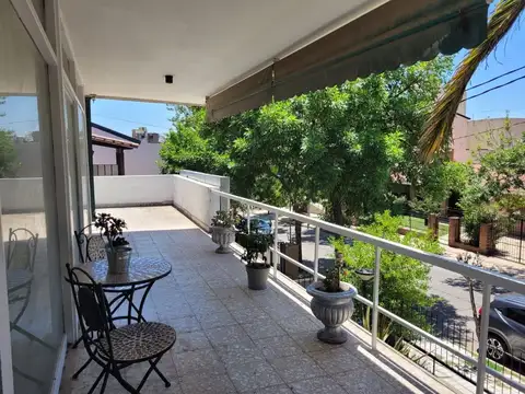 Casa 7 ambientes con 2 baños