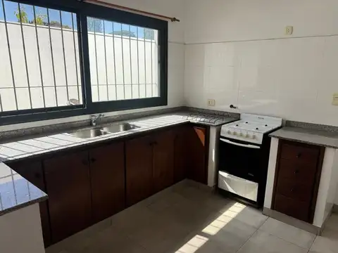Casa en Alquiler con 2 cocheras