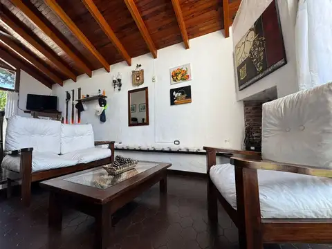 Casa 4 ambientes con 2 baños