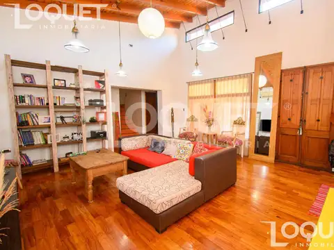 Casa en Venta con 2 cocheras