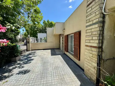 VENTA CASA 5 AMBIENTES HURLINGHAM PISCINA
