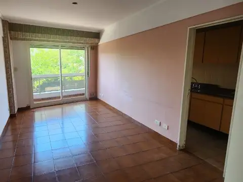 DEPARTAMENTO 3 AMBIENTES AL FRENTE CON BALCÓN CORRIDO – TODO LUZ Y SOL