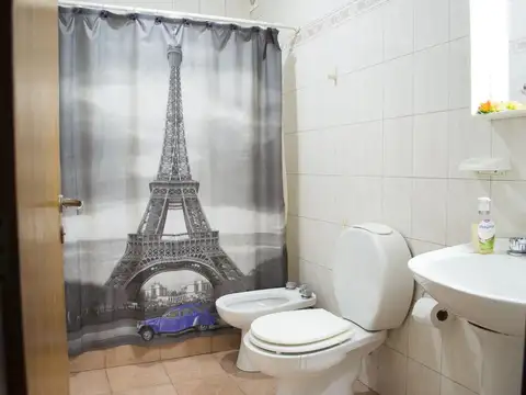 Casa 4 ambientes con 2 baños