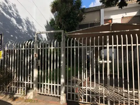 PH PLANTA BAJA EN VENTA SOBRE CASTAÑARES AL 5900  *MB ESTADO*