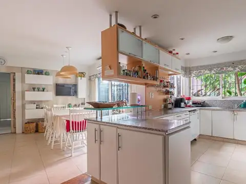 CASA DE 10 AMB EN 3 PLANTAS CON PATIO,QUINCHO Y GARAGE.