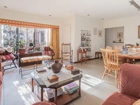 CASA DE 10 AMB EN 3 PLANTAS CON PATIO,QUINCHO Y GARAGE.