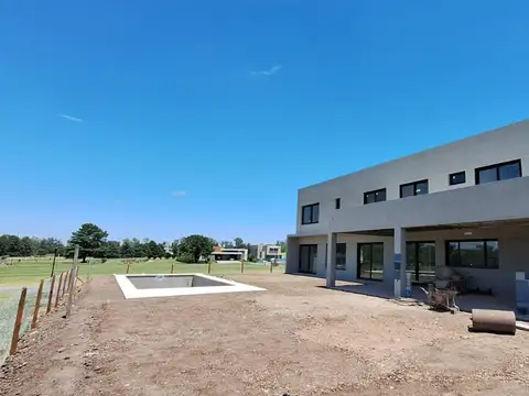 Casa en Venta con 3 cocheras