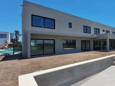 Casa 7 ambientes con 4 baños