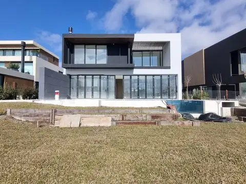 Casa en Venta con 4 cocheras