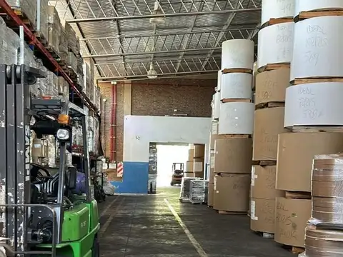 Deposito de 1,600 m2 s/ 3,300 de terreno con salida a 3 calles playa de maniobras techos metalicos