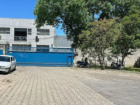 Deposito de 1,600 m2 s/ 3,300 de terreno con salida a 3 calles playa de maniobras techos metalicos
