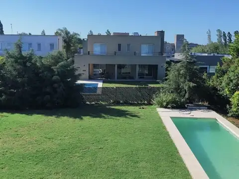 Casa en Alquiler Temporal con 5 cocheras