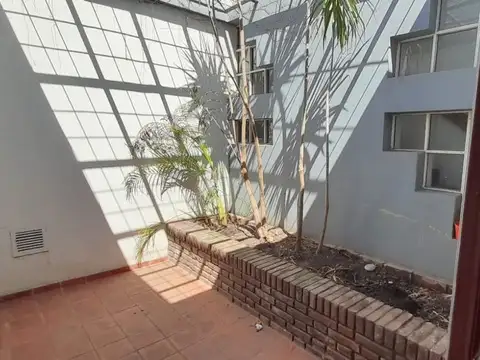 Casa 7 ambientes con 2 baños