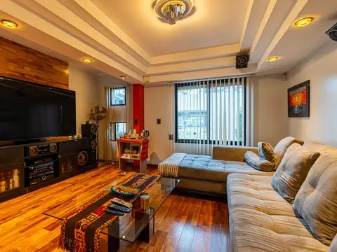 Casa de 2 Dormitorios Con Cochera, Pileta Y Quincho Cubierto