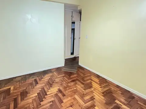 Castro Barros 100, Piso 1