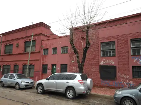 Depósito en VENTA con entrada por 3 calles - Subdividible  - 3900 m2