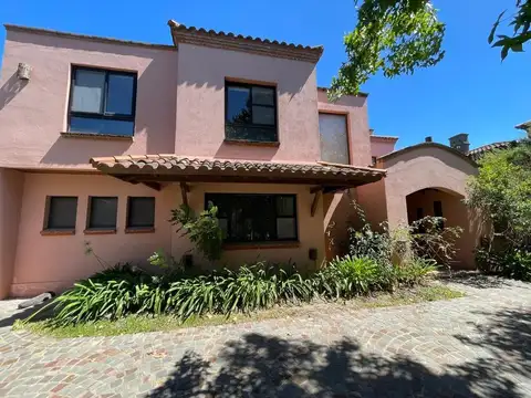 Casa en venta en Saint Matthews, Pilar