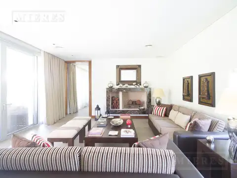 Casa en Venta con 3 cocheras