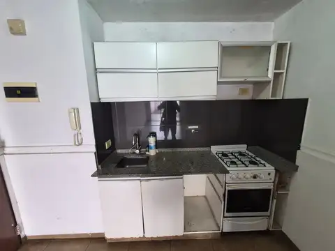 TIPO CASA MONO AMBIENTE AMPLIO CON FONDO PARQUIZADO DE 11 M. 