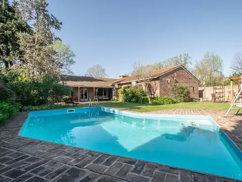 VTA CASA EN UNA SOLA PLANTA, C/DEPENDENCIA, JARDÍN, PILETA, QUINCHO,  Y COCHERA EN  SAN ISIDRO...