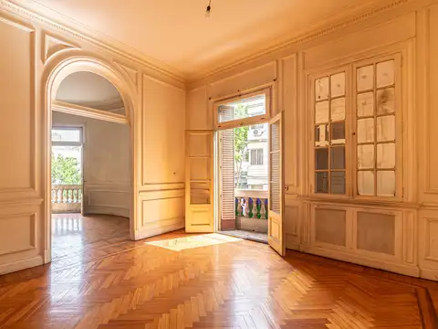 Venta Semipiso de Estilo Francés 8 Ambientes en Balvanera