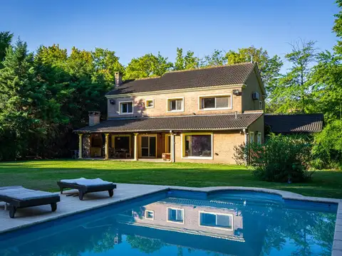 Venta casa de 4 dormitorios en  Bella Vista, Barrio Villa Victoria