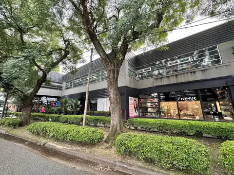 Impresionante local con 20,54m. de frente sobre Av. Libertador en Martínez.