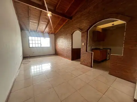 Departamento en planta alta impecable en villa adelina