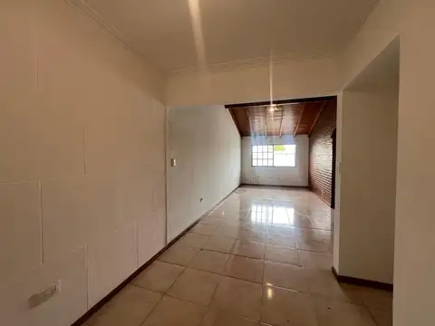 Departamento en planta alta impecable en villa adelina