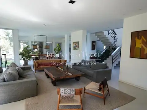 Casa 7 ambientes con 5 baños