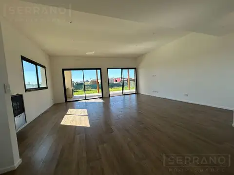 Casa 4 ambientes con 2 baños