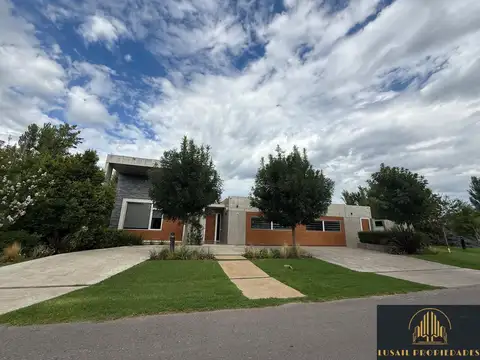 Casa en venta c/ cochera en Funes