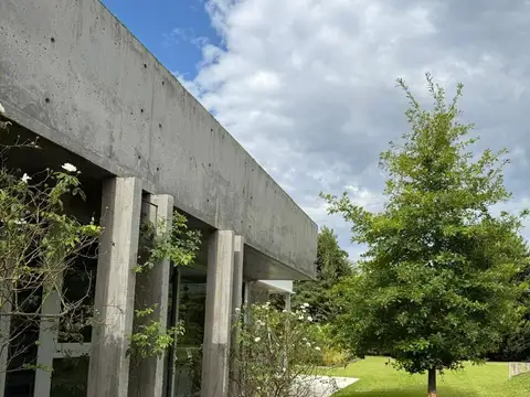 Casa en Venta con 4 cocheras