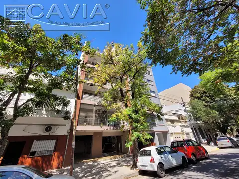 Monoambiente suerluminoso al frente con balcón corrido de 3,80 x 2,00 m vista despejada.