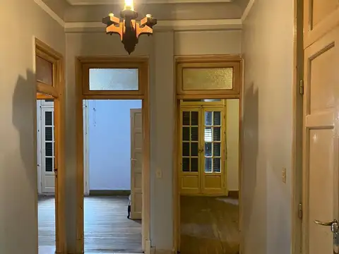 Tres Arroyos: Departamento muy amplio centrico