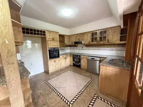 Casa 5 ambientes con 3 baños