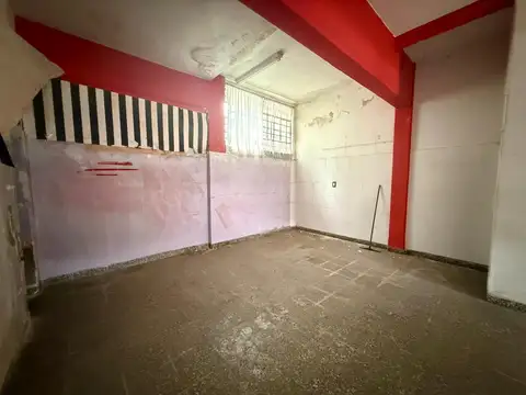 Local Sobre Avenida Los quilmes