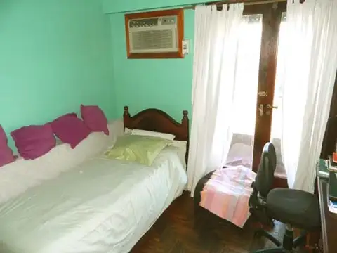 CONFORTABLE DEPARTAMENTO TIPO CASA DE 4 AMBIENTES EN PRIMER PISO POR ESCALERA. SIN EXPENSAS.