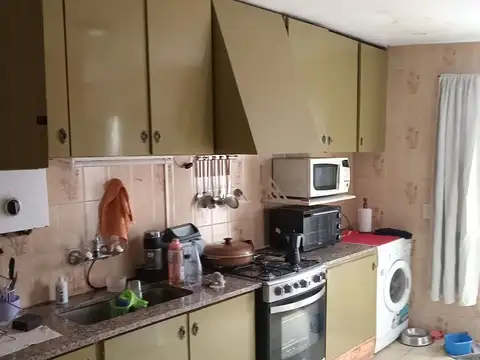 Casa 6 ambientes con 2 baños