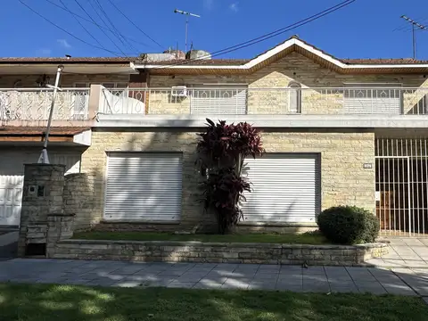 Casa al frente + PH al fondo – Ideal dos familias, excelente estado