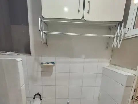 4 amb. 68 m2. Bño y Toilete. Excelente ubicacion  A mts Av. La plata y Directorio.