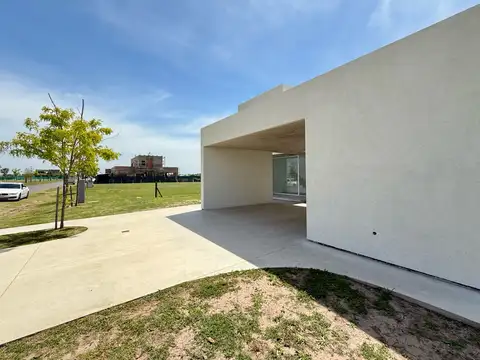 Casa 6 ambientes con 2 baños