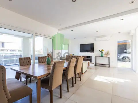 HERMOSA CASA EN LOTE INTERNO - ARAUCARIAS - PUERTOS DEL LAGO