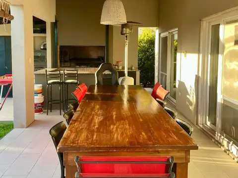 Casa en Venta con 2 cocheras