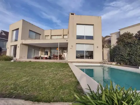 Casa 6 ambientes con 5 baños